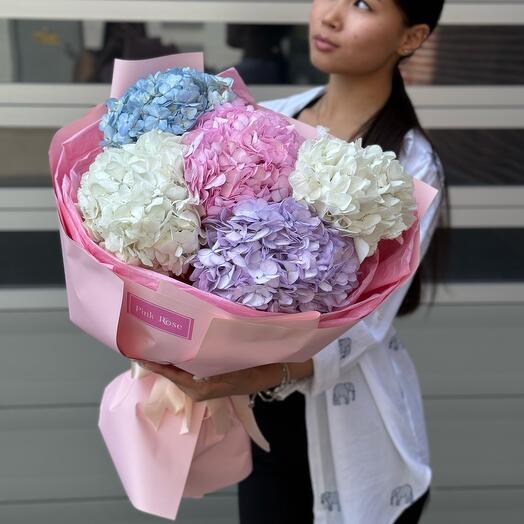 Пышный букет из 5 гортензий