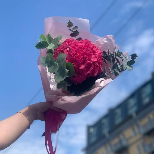 Букет с гортензией и эвкалиптом