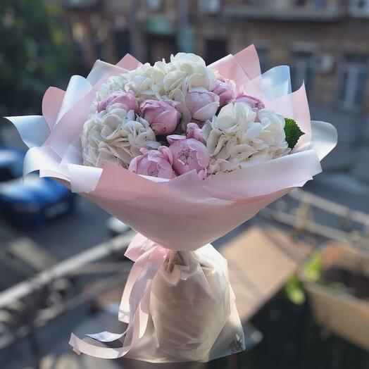 Букет из розовых пионов и гортензии