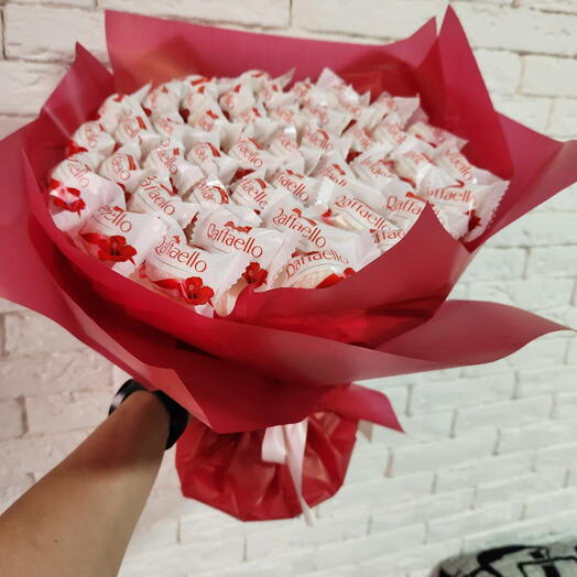 Букет из конфет – подарок для сладкоежек