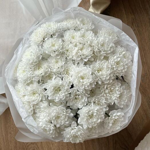Красивый букет из белых кустовых хризантем