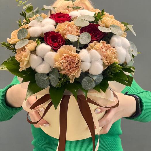 Шляпная коробка из роз, гвоздик и хлопка