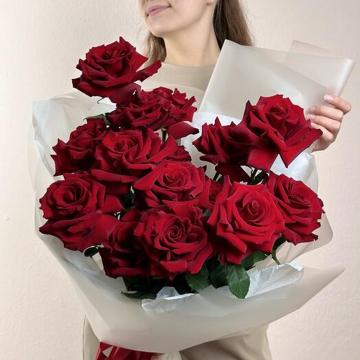 Изысканный букет из 15 красных французских роз 0070М-015