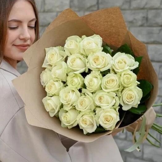 Букет 21 белая роза в крафте