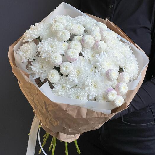 🌿Монобукет « Ванильный рожок» с кустовой белоснежной хризантемы и хризантем с розовым отливом