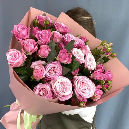 Bouquet of peony-shaped bush roses