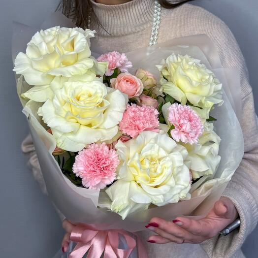 Нежный букет с ажурными розами