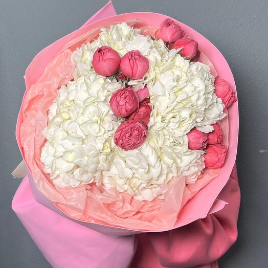 Ramo de rosas de peonía arbustiva y hortensias