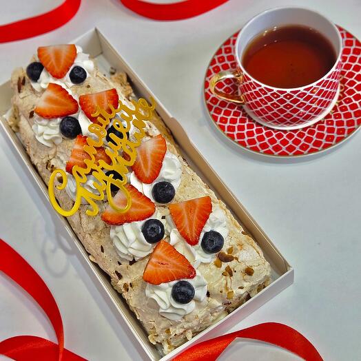 Меренговый рулет с клубникой и голубикой для мамы