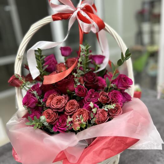 Корзина с кустовыми розами