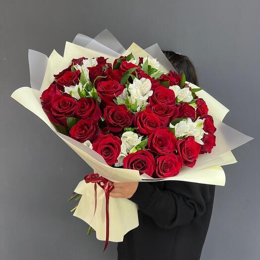 Авторский букет из красных роз и альстромерий «Танец Любви»