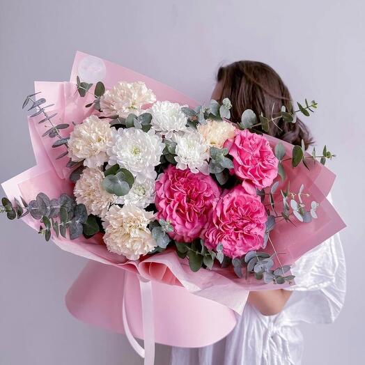 🌸 Сборный букет с пионовидной розой, диантусами, хризантемой и эвкалиптом
