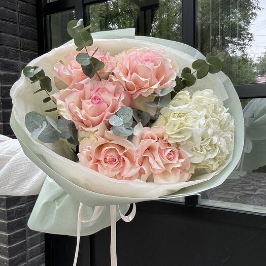 Букет из французских роз и гортензии