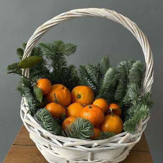 Новогодняя корзина с мандаринами