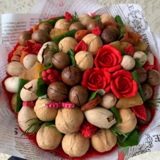 Ореховый букет с зефирными розами