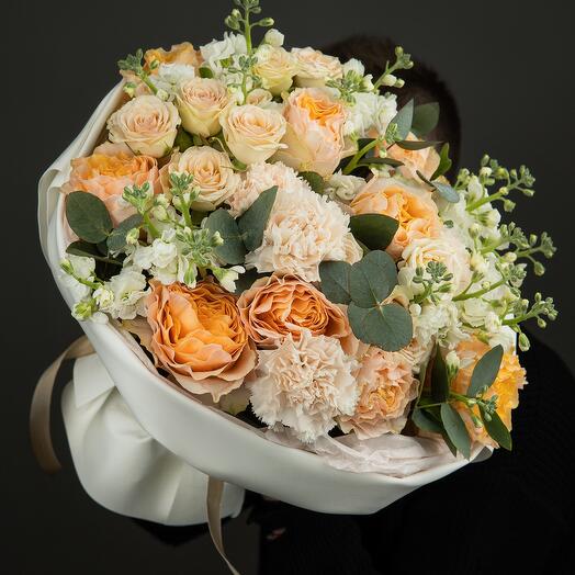Ramo de autor "White Juliette 🤍" con rosas en forma de peonía y mattiola fragante