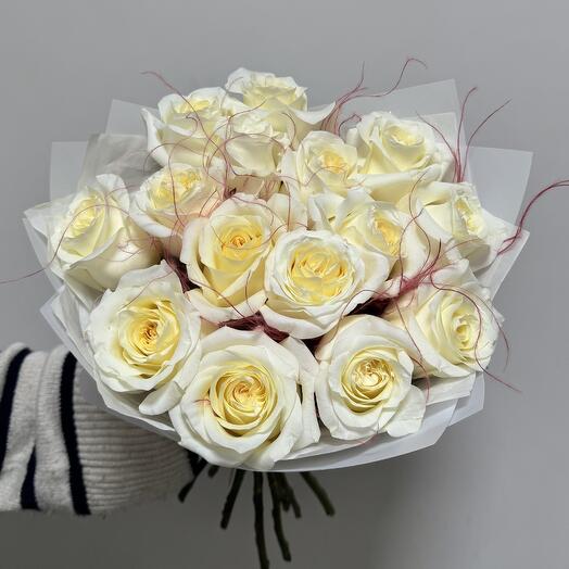 Воздушный букет из розы Candlelight и чудесной стифы