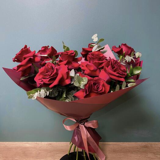 Букет из красных французских роз с эвкалиптом