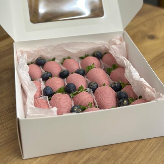 Клубника в розовом шоколаде/ Strawberries in chocolate