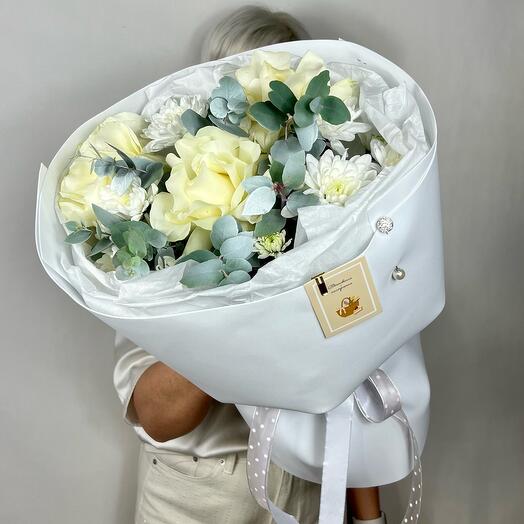 Delicado ramo con rosas francesas y crisantemo arbusto