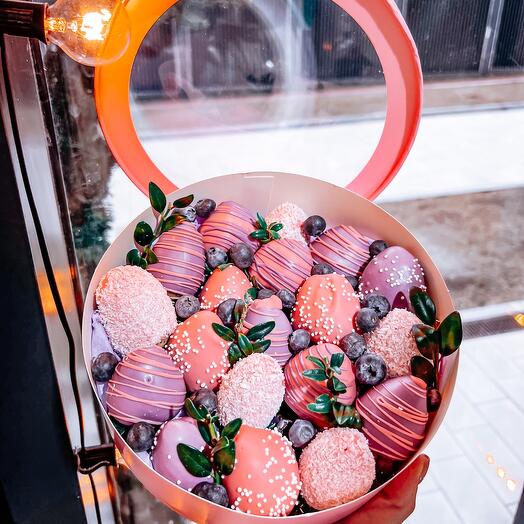 Caja con fresas y arándanos "Cosmo"