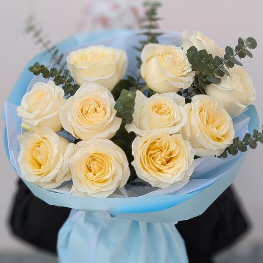 Букет из ароматной пионовидной розы Канделайт с эвкалиптом