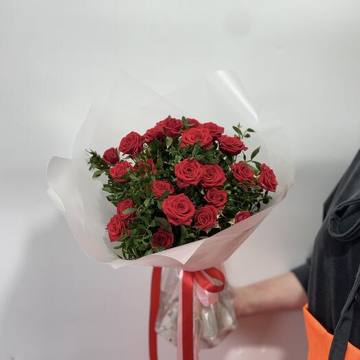 Букет из алых  кустовых роз