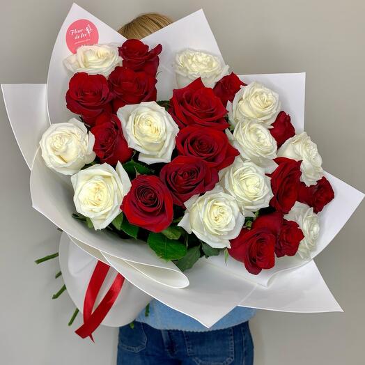 Ramo de 25 rosas mezcla rojo y blanco Premium 60-70 cm