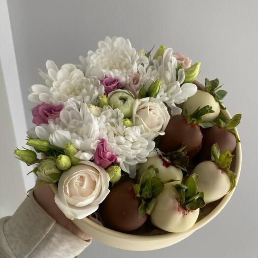 Клубнично цветочный комплимент