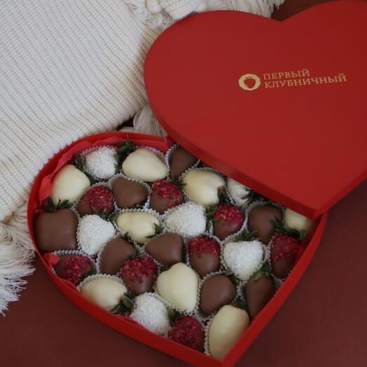Бокс сердце клубника в шоколаде Callebaut 39 штук