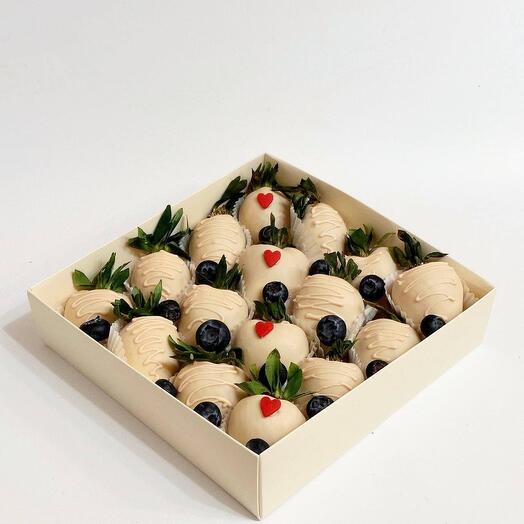 Набор клубники в белом шоколаде с сердечками и голубикой 12/16/-18/32