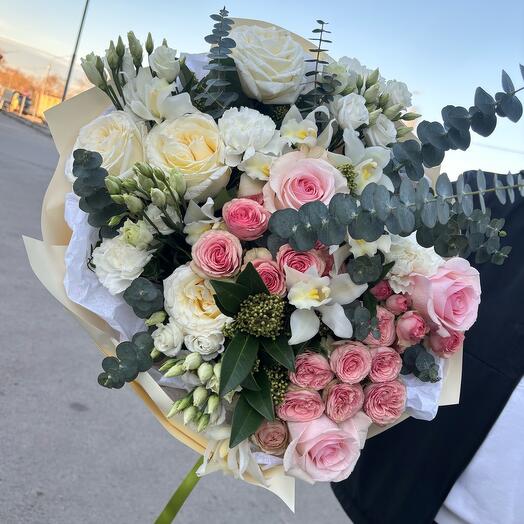 Букет с орхидей и розами авторский