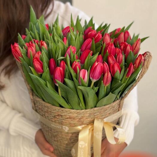 Корзина с тюльпанами RED
