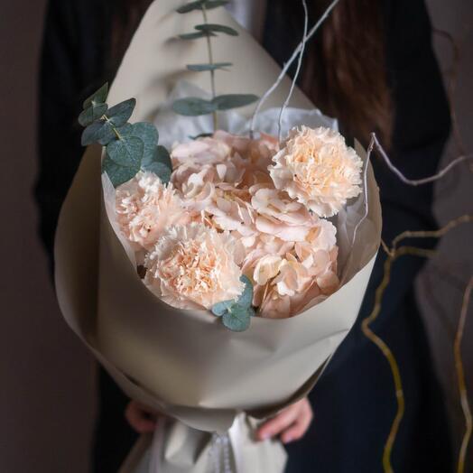 Ramo cumplido con hortensias