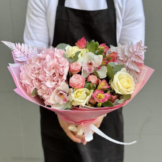 Нежный букет с альстромериями