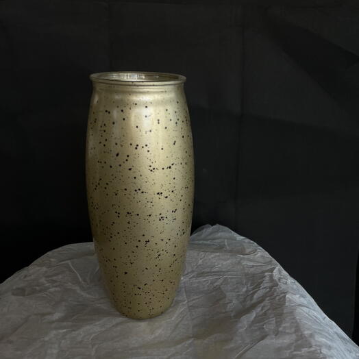 Стеклянная ваза в крапинку