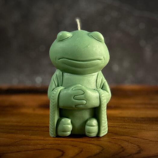 Свеча Жаба дзен из пчелиного воска Оливковая