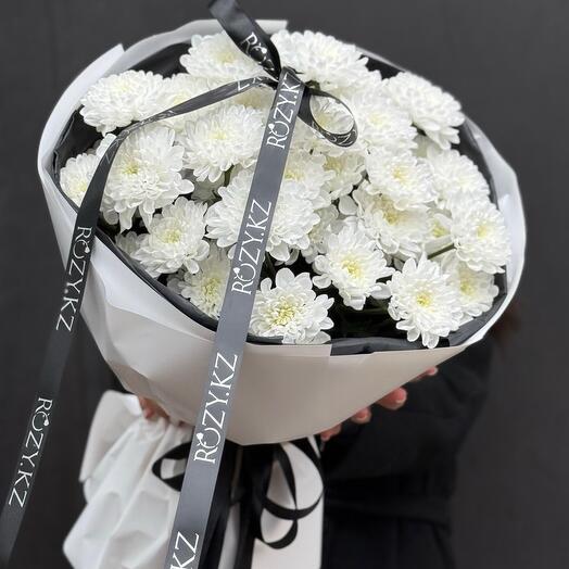 Моно букет из 5 веток хризантем в стильной упаковке