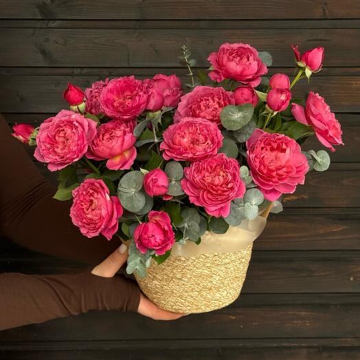 Композиция с малиновыми кустовыми розами