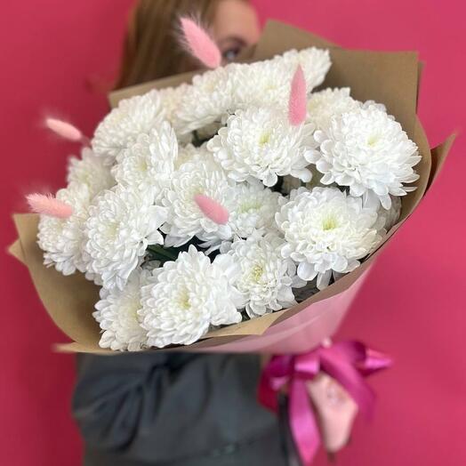 Букет из хризантем с розовым лагурусом