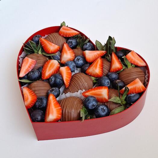 Клубника в шоколаде с голубикой в сердце