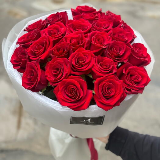 25 эквадорских роз с упаковкой