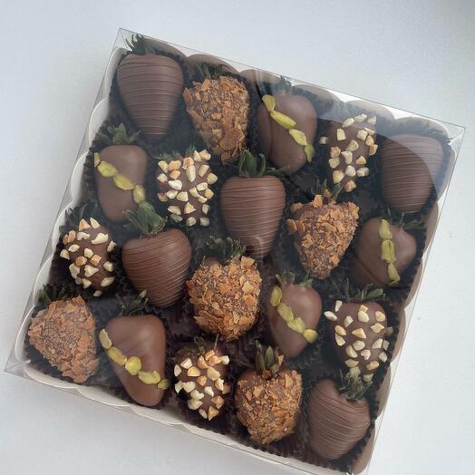 Набор клубники в шоколаде "Ореховый"