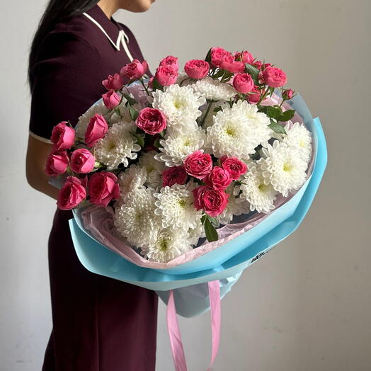 Букет "Кустовые розы и хризантемы"