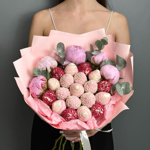 Букет из пионов и клубники в шоколаде Peonies