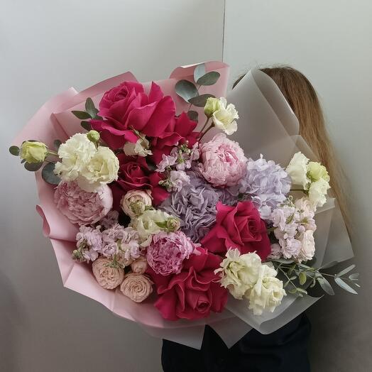 Букет пион, роза, роза кустовая, маттиола, гортензия, эустома
