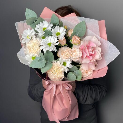 Букет с кустовыми розами и ароматным эвкалиптом