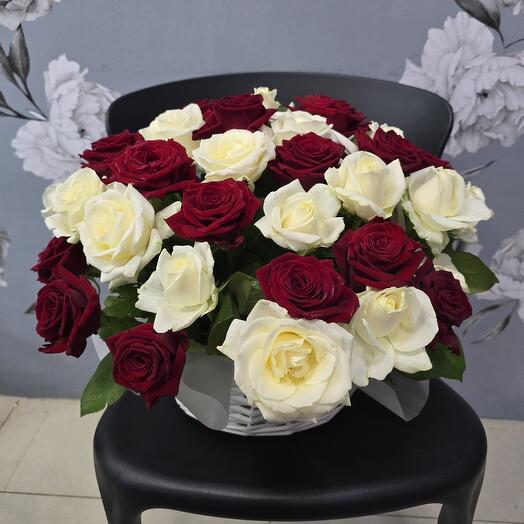 Корзина с цветами red white ♥️