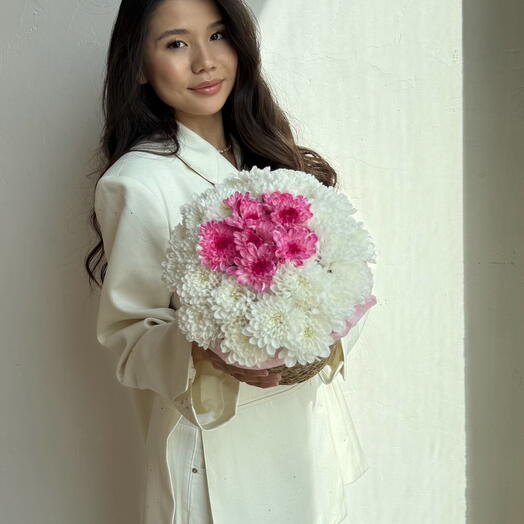 Цветы в корзине кашпо