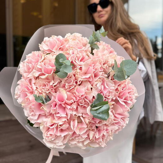 Роскошный букет французских роз с эвкалиптом